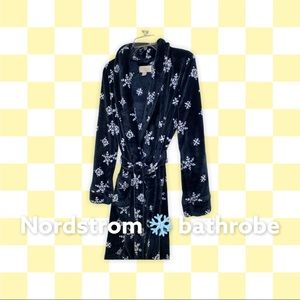 Nordstrom bathrobe navy blue with snowflakes ❄️